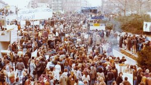 Der Ostermarsch am 12. April 1982 in München mit ca. 10.000 Teilnehmern an der Münchner Freiheit.